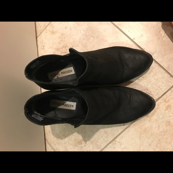 Steve Madden Adelphie Leather Cut-Out Bootie - Picture 4 of 6